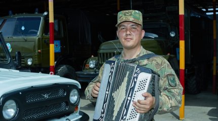 Әскердегі өнерлі сарбаз: Ұландық Ақәділ Асханұлы баянмен рух сыйлап жүр