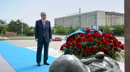 Президент Әлия Молдағұлованың мемориалдық ескерткіш кешеніне гүл шоғын қойды