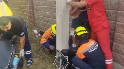 Спасатели освободили мужчину, проткнувшего ногу арматурой