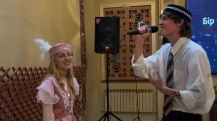 АҚШ-тан келген жұп Атырауда қазақы дәстүрмен той өткізді