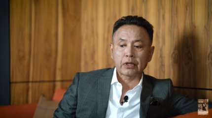 Айсәуле Бақытбек сұхбат кезінде өгей әкесін жылатып алды