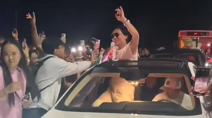 Жанкүйерлер Қайрат Нұртастың көлігін қоршап, жол бермей қойды