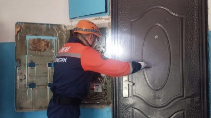 Пенсионерка заперлась в квартире и не выходила на связь с родственниками в Уральске