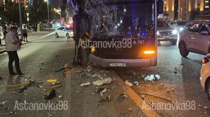 Автобус въехал в столб в Астане: сообщается как минимум о десяти пострадавших
