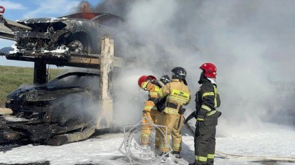 Қызылорда облысында 6 жаңа көлікті тиеген автовоз өртеніп кетті