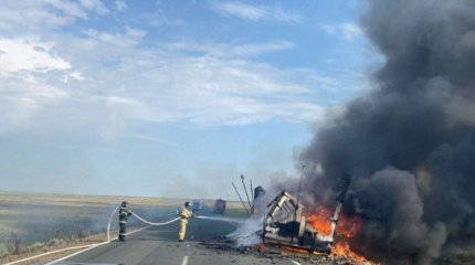 Прицеп грузовика со строительными материалами загорелся на трассе в Актюбинской области