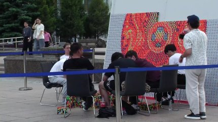 Астанада 3000 рубик текшесінен елтаңба бейнеленді