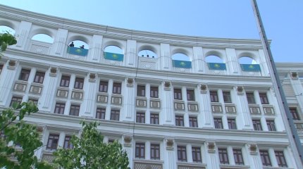 Жастар қала көшелеріне Мемлекеттік Ту іліп, рәміздерге құрмет көрсетті