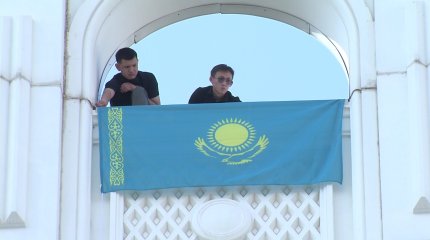 Молодые казахстанцы вывесили флаги на своих домах в честь Дня государственных символов