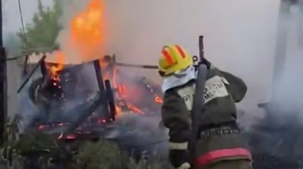 4 газовых баллона вытащили из пожара в селе Костанайской области