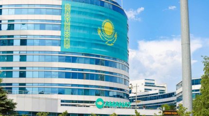 Отанға деген сүйіспеншілік: «AMANAT» ғимаратында көлемі 24×12 метр болатын мемлекеттік ту ілінді