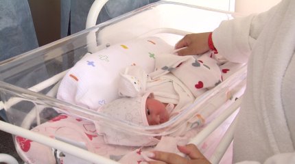Димаш Құдайбергеннің анасы атаулы күнде дүние есігін ашқан сәбилерге сыйлық табыстады