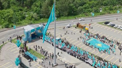 В Алматы подняли самый большой в городе флаг