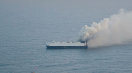 В Тихом океане горит судно с тремя тысячами автомобилей.