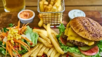 Елімізде фаст-фуд пен зиянды тағамдардың жарнамасына шектеу қойылмақ