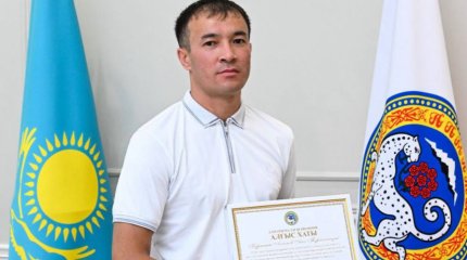 Потушившего пожар мужчину наградили в Алматы