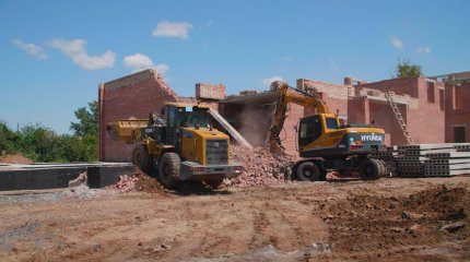 В Астане сносят незаконно построенный жилой комплекс
