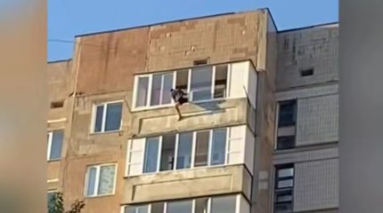 Карагандинец пытался спрыгнуть с балкона 9 этажа