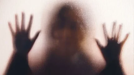 Балқашта экс-полицей бұрынғы әйелін аяусыз соққыға жықты деген күдікке ілінді