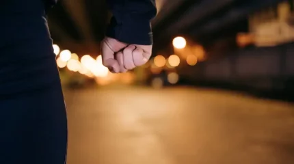 «Ақша бермесең, сабаймыз»: Петропавлда бес қыз құрбысын соққыға жыққан