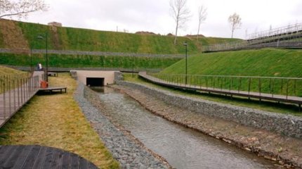 Человека затянуло в сточную трубу  из-за сильного ливня в Москве