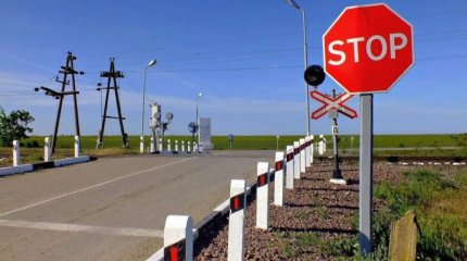 Автобус выехал на рельсы перед приближающимся составом в Жамбылской области