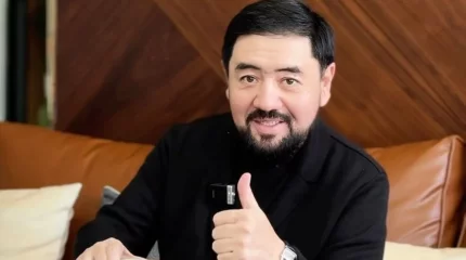 "Сенбесімді білмедім сенерімді": Төреғали Төреәлінің әкесі ұлын сахнадан кетпеуге шақырды