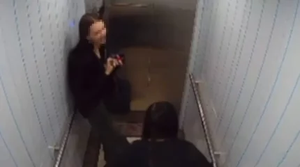 Ата-анасы жазаланды: Көкшетауда жасөспірім қыз лифтіге дәрет сындырып кетті