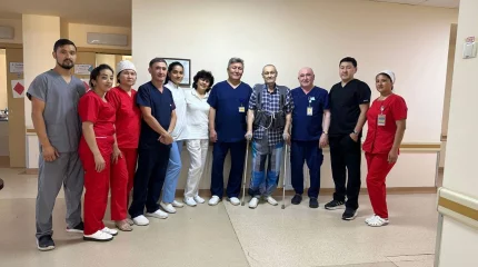 АЛМАТЫДА ЖАСАНДЫ ЖҮРЕКПЕН ӨМІР СҮРІП ЖҮРГЕН НАУҚАСҚА ТІЗЕ БУЫНЫ СӘТТІ АУЫСТЫРЫЛДЫ