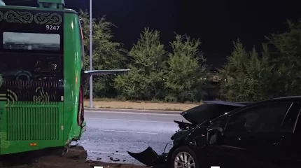 Алматыда жеңіл көлік автобусқа соғып, екі адам ауруханаға түсті