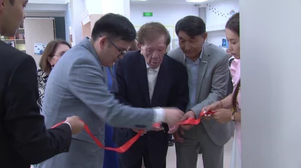 Ақын Мұхтар Шаханов мектептегі оқырмандар клубының лентасын қиды