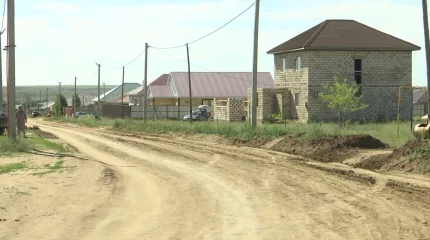 Жители района в Актобе оказались заложниками спора между акиматом и подрядчиком