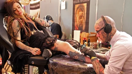 Британка впала в кому после татуировки во время девичника в Испании