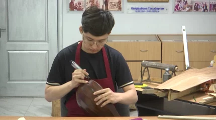 Домбру легендарного акына Нурпеиса Байганина пытаются восстановить в Актобе