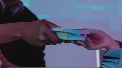 Житель Великобритании перевёл деньги фейковой Дженнифер Энистон