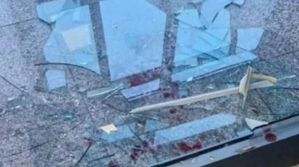 Оқыс оқиға: Алматы әуежайында баланың үстіне әйнек құлап кетті