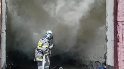 В Усть-Каменогорске потушили пожар на складе с жмыхом подсолнечника