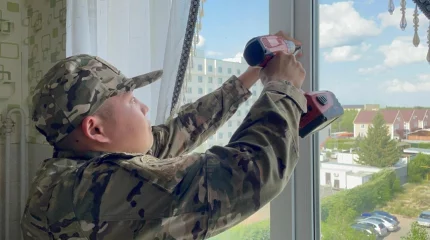 Спасатели МЧС Казахстана устанавливают оконные блокираторы для защиты детей