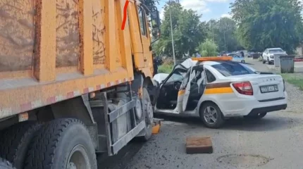 Қарағандыда жүк көлігі жеңіл көлікті таптап кетіп, бір адам қаза тапты