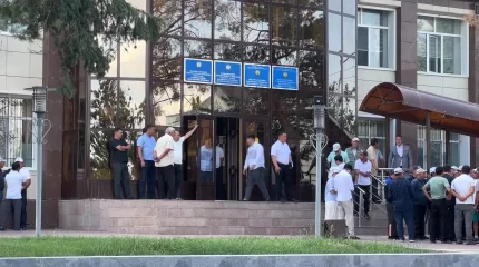 "Жалақы кешігіп, банктердің қара тізіміне кірдік", - тұрғын