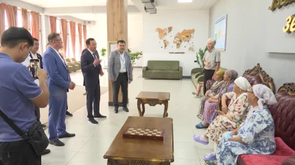 Депутаты от партии "Amanat" посетили центры для поддержки пенсионеров в Шымкенте