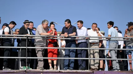 Вице-премьер Кошербаев пообщался с туристами на Алаколе