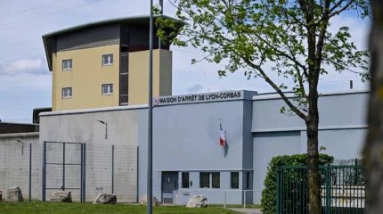 Освободившийся заключённый вынес сокамерника в сумке во Франции