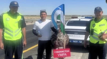 Туркестанские полицейские помогли паломнику, который отправился в Мекку на велосипеде
