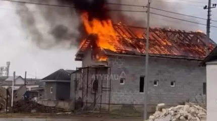 Найзағай үйдің шатырына түсіп, өрт шықты