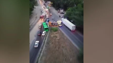 Алматыда бірнеше автокөлік соқтығысып, 23 адам зардап шекті