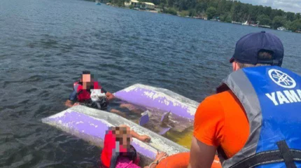 Катамаран с людьми перевернулся в Боровом