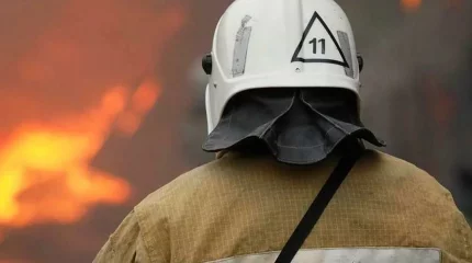 Құтқарушылар өрт кезінде газ және оттегі баллондарын алып шықты