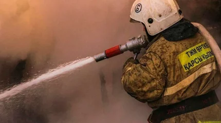 Елордалық өрт сөндірушілер жанып жатқан көлікті сөндірді