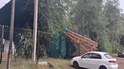 Крышу дома культуры снесло ветром в ЗКО